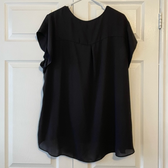 🛍️ 2/$20 Short sleeve blouse - Picture 4 of 4